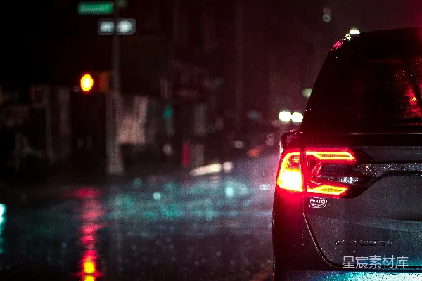 高清摄影 夜间路上的一辆红车