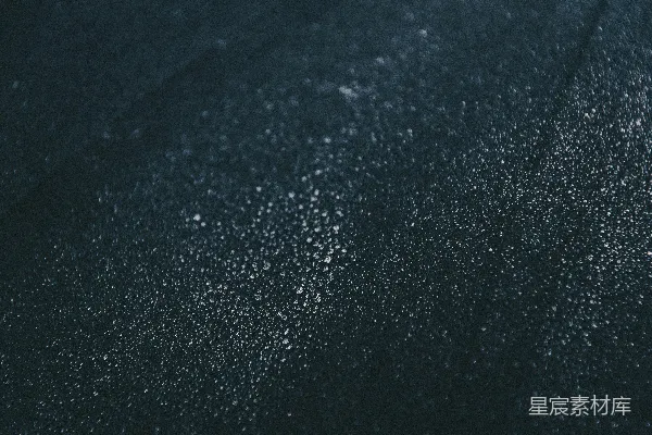 高清摄影 一个黑表面的特写镜头，上面有水滴。