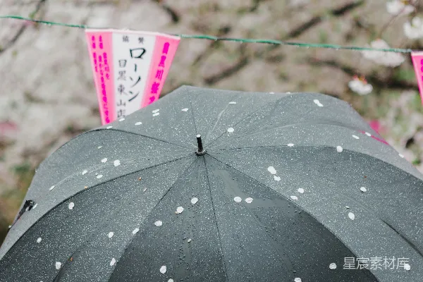 高清摄影 手持灰色雨伞的人