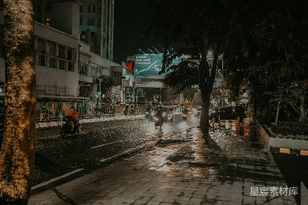 高清摄影 一群人在一条雨水浸湿的街道上骑摩托车。