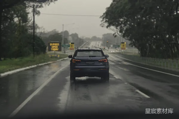高清摄影 白天路上的一辆黑车