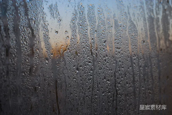 高清摄影 窗外雨滴落在窗户上