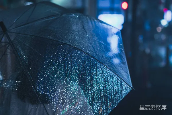 高清摄影 城市街道上一个持伞的人在夜晚