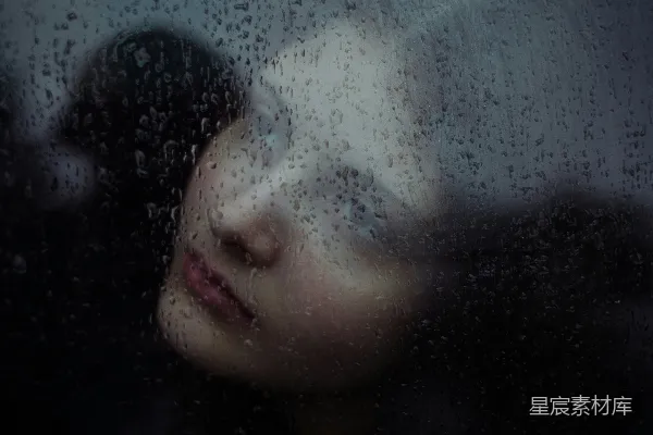 高清摄影 透过雨淋的玻璃看到的女人的脸