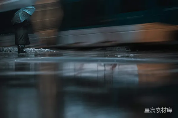 高清摄影 黑色夹克的人走在湿漉漉的路上