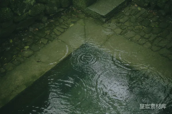 高清摄影 雨沿着一些台阶溅起池中的涟漪。