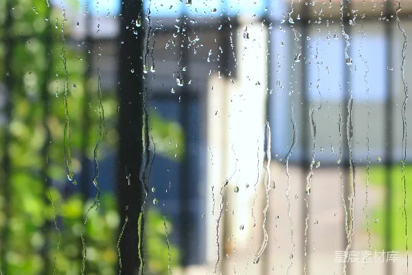 高清摄影 喷雾瓶使雨滴在窗户上流淌。