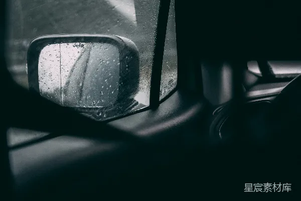 高清摄影 汽车侧面镜子上有雨滴
