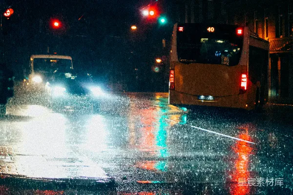高清摄影 夜晚的城市街道，交通灯闪烁，细雨蒙蒙。