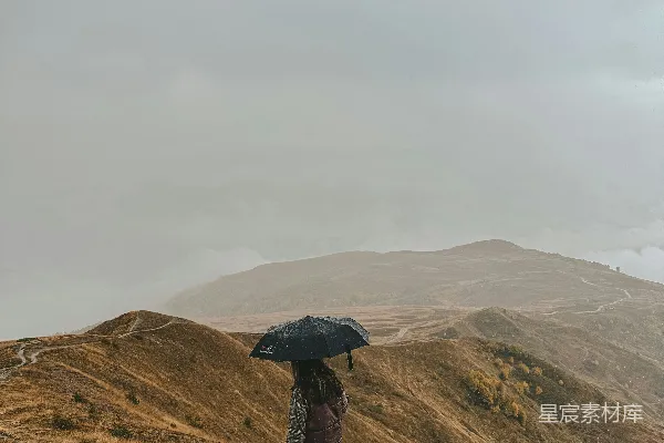 高清摄影 山间雾气中撑伞的人。