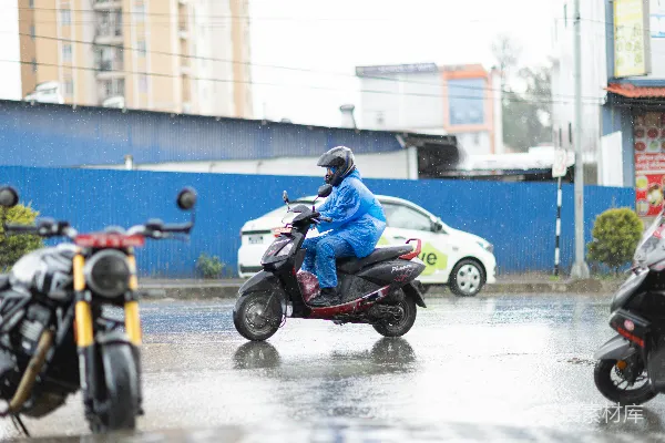 高清摄影 雨中骑摩托车的人