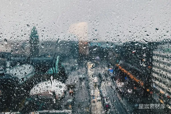 高清摄影 透过蒙上雨的窗户看的城市景观