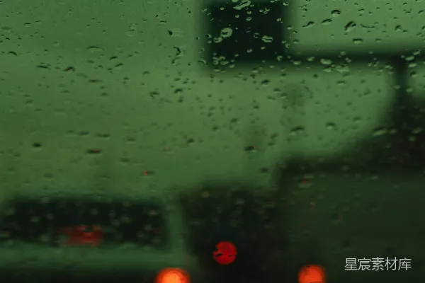 高清摄影 雨后车窗透过的一片交通景象