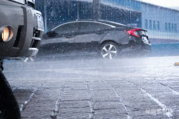 高清摄影 雨天路上行驶的汽车。