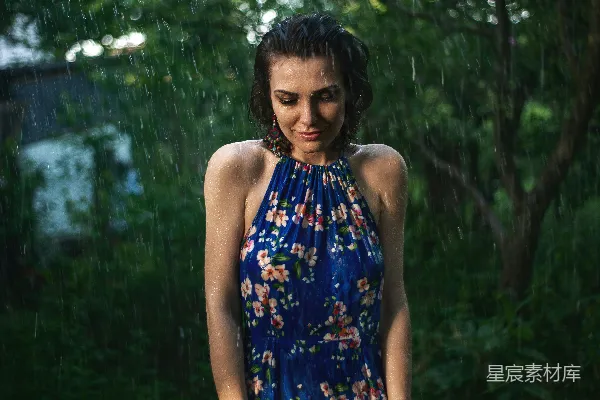 高清摄影 蓝花连衣裙的女子站在户外雨中静立。