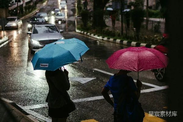 高清摄影 sidewalks有人拿着雨伞