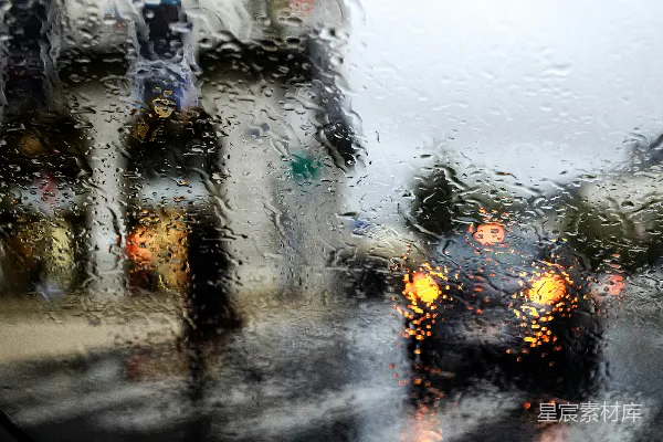 高清摄影 一个男人在一条雨水浸湿的大街上骑着摩托车。