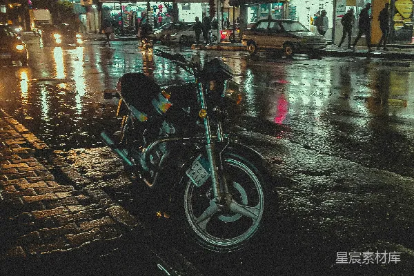 高清摄影 摩托车停在一条湿漉漉的街道一侧