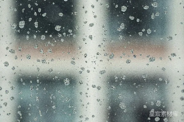 高清摄影 窗玻璃上滚动的雨滴，背景模糊