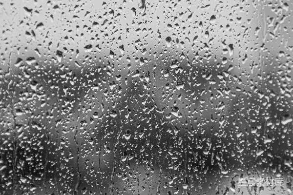高清摄影 窗玻璃上闪烁的雨滴，背景模糊。