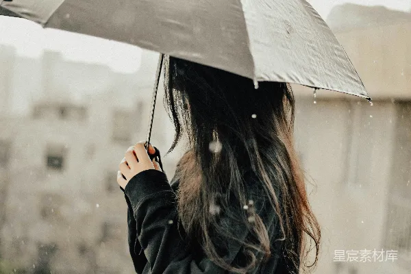 高清摄影 雨中撑伞的女人
