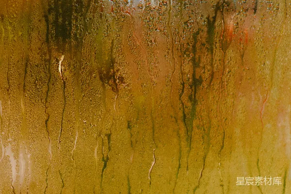 高清摄影 窗户上的特写镜头，雨珠滴滴答答。