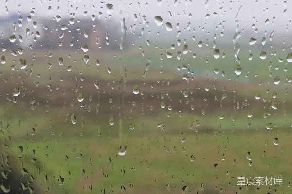 高清摄影 窗外绿草地上有滴水落在窗户上