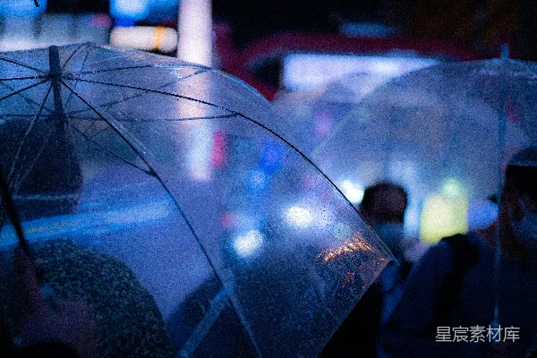 高清摄影 伞下的人在雨中