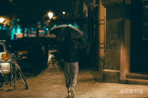 高清摄影 街上行走的人手持着雨伞