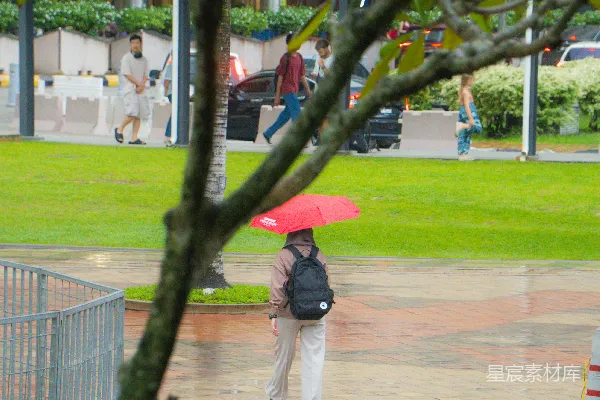 高清摄影 红色伞的人走在湿滑的地面上