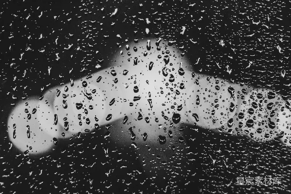 高清摄影 黑白照片上的雨滴落在窗户上