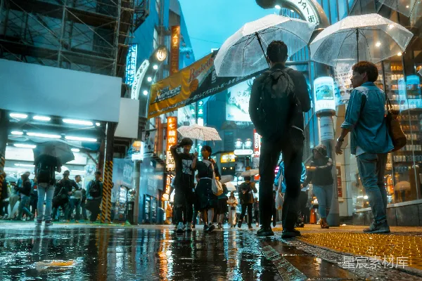 高清摄影 城市街道上的人们在白天站立和行走。