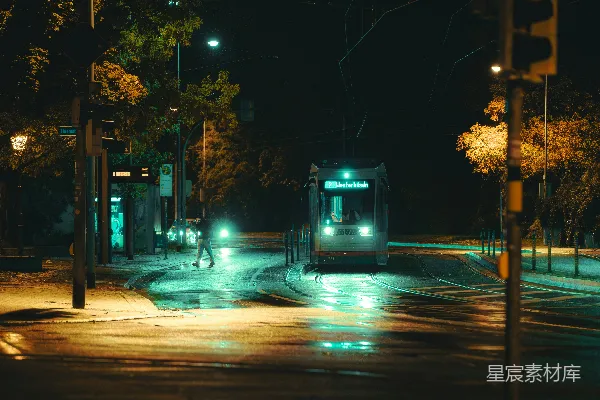 高清摄影 夜晚公交车在街上行驶