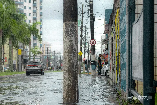 高清摄影 flooded街道上一辆车在水中行驶。
