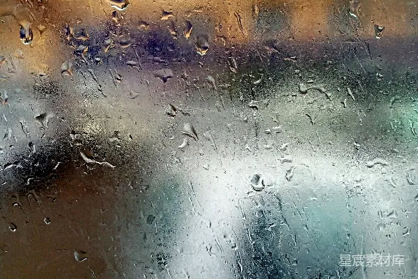 高清摄影 窗外有车，滴滴答答的雨滴落在窗户上。
