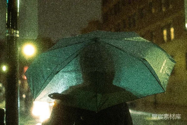 高清摄影 街上一个人拿着伞漫步。