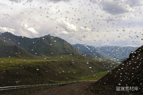 高清摄影 一条穿过山谷的道路