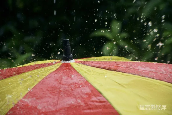 高清摄影 一把红黄相间的雨伞在雨中。
