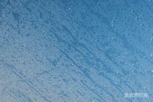 高清摄影 蓝天白云，雨滴落下