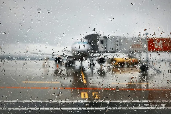 高清摄影 透过雨幕看机场的一角