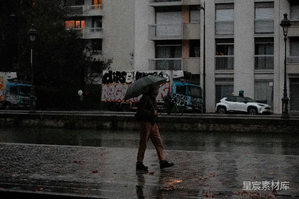 高清摄影 女士在雨中打着伞走在街道上