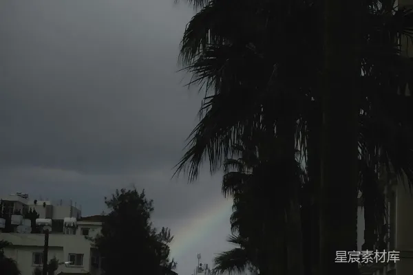 高清摄影 天空中一座城市街道上的彩虹