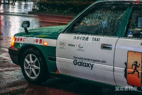 高清摄影 路上的白色和黑色汽车