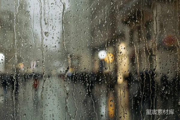 高清摄影 透过蒙上雨的窗户看去的城市街道的一幅画面