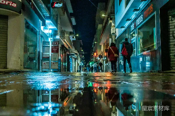 高清摄影 夜晚一个人在湿漉漉的街道上行走