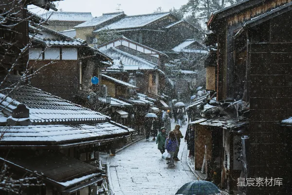 高清摄影 日本京都的雪地街道。