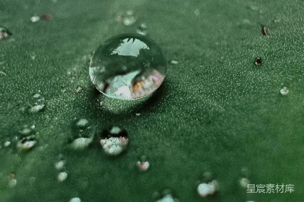 高清摄影 绿叶上水滴的特写镜头。