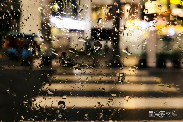 高清摄影 透过雨帘看一条街道的景象