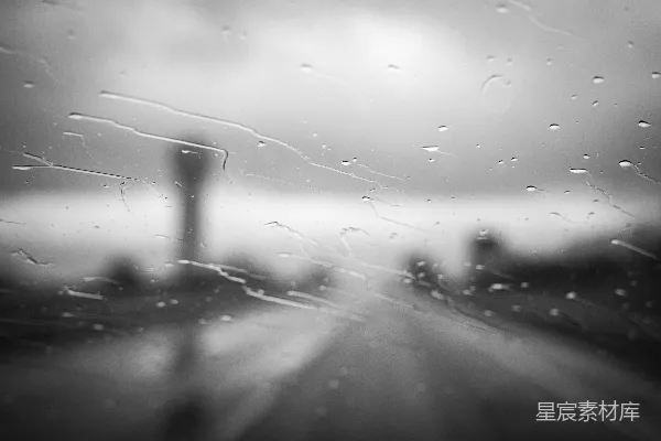高清摄影 黑白照片：雨滴在挡风玻璃上