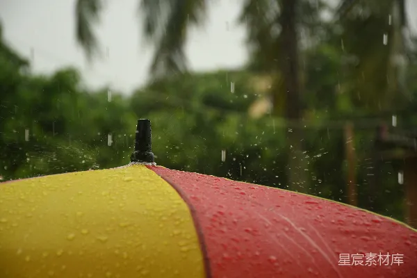 高清摄影 一把红黄相间的伞停在雨中